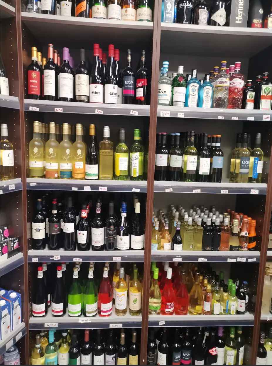 Weinregal mit Rot-, Weiß- und Roséweinen