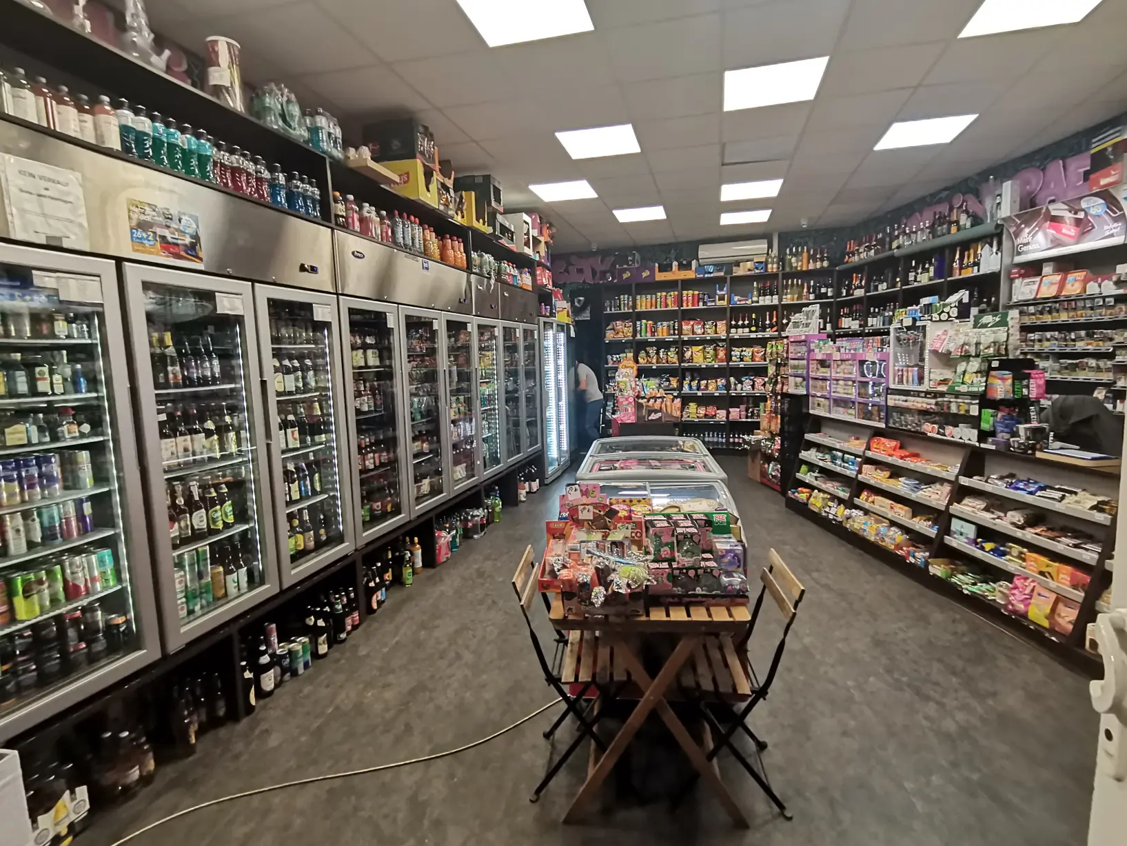 Blick in den Laden mit Kühlschränken und Regalen