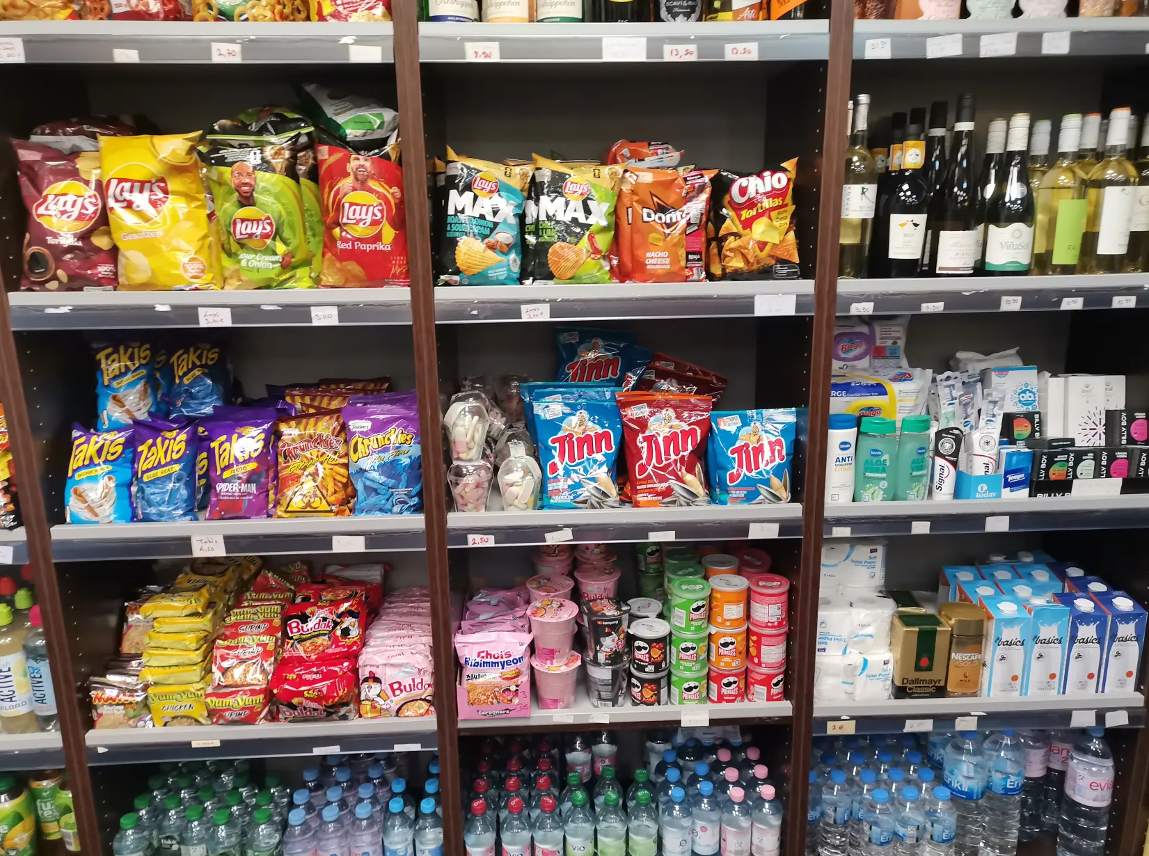 Ladenregal mit Chips und Snacks