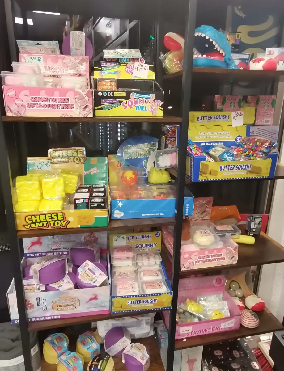 Regal mit bunten Squishies und Spielwaren