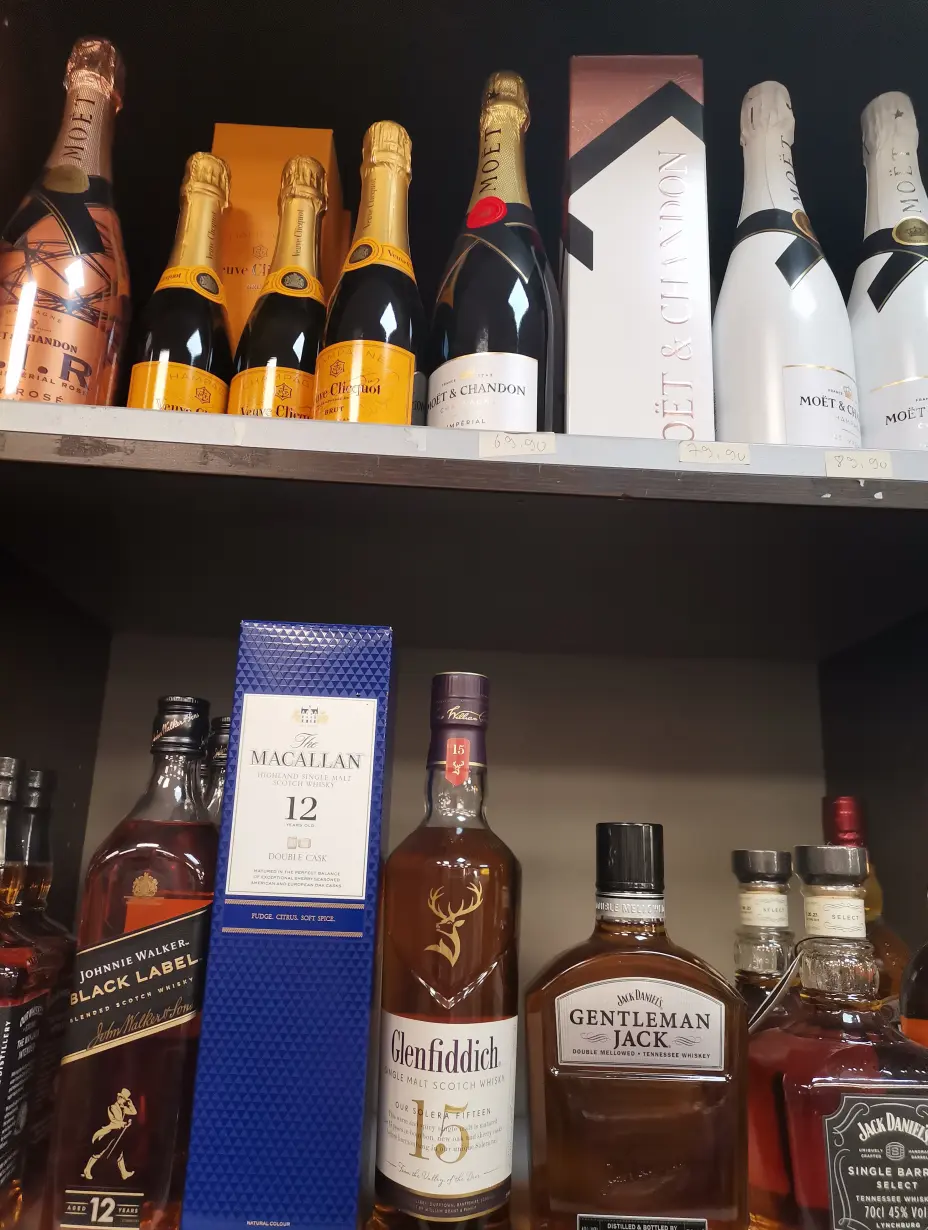 Champagner und Whisky im Regal