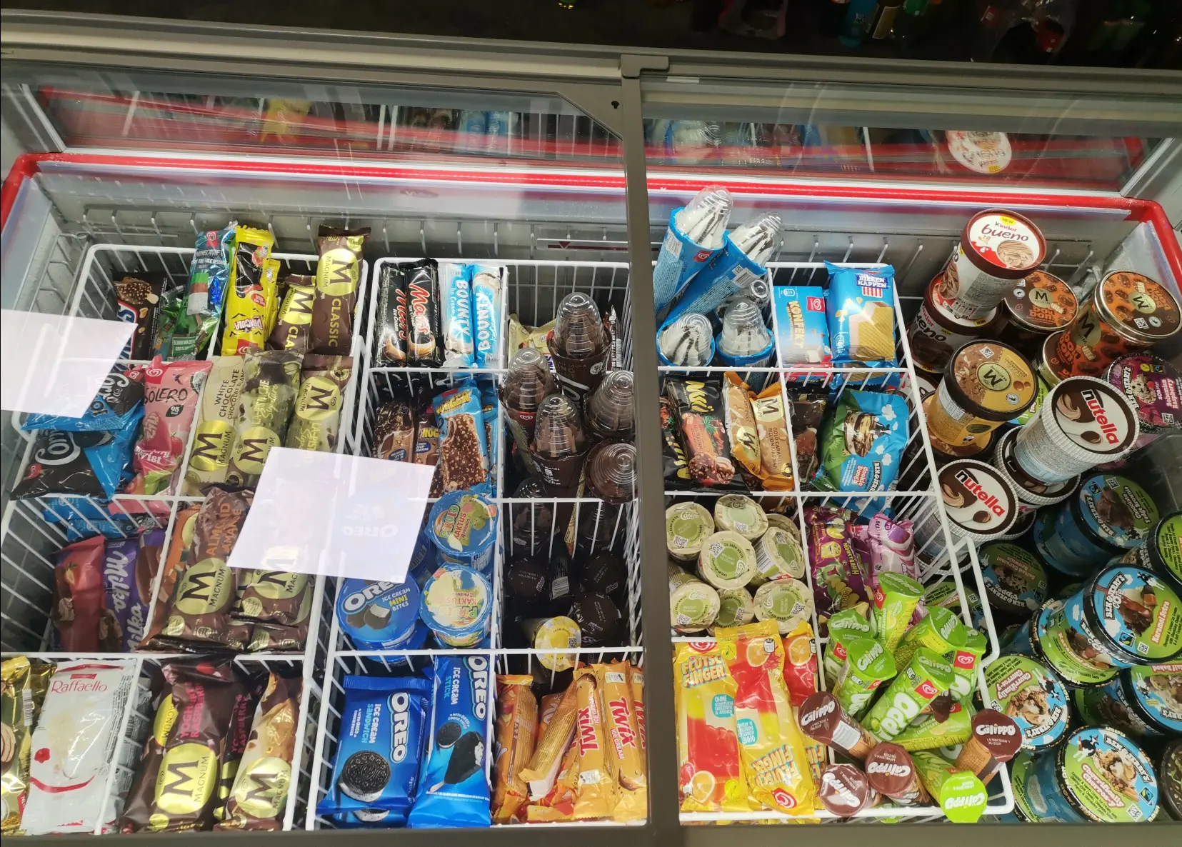 Tiefkühltruhe mit Stieleis, Waffeleis und Eisbechern
